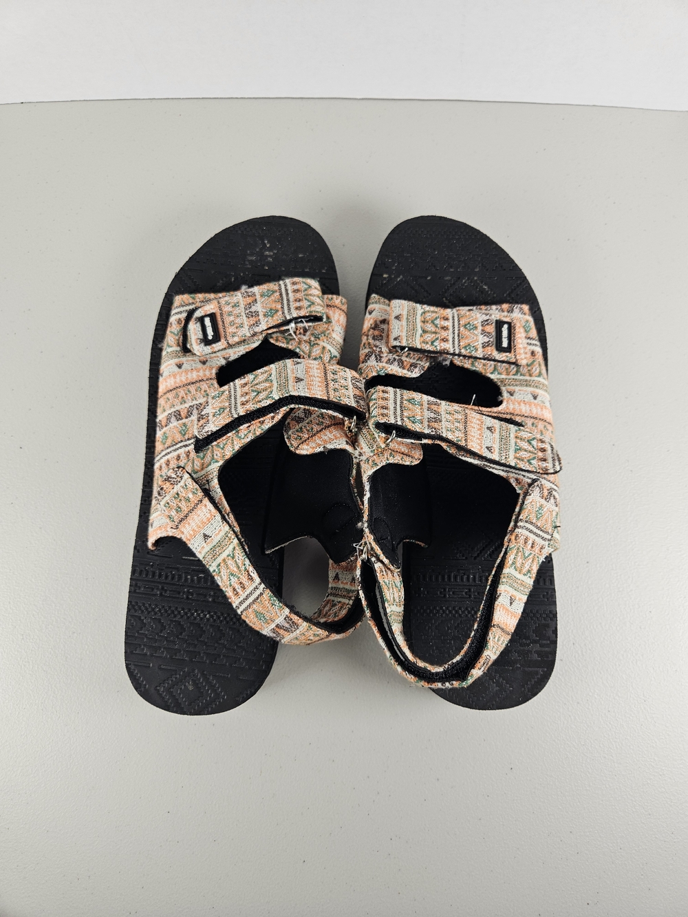 Muk Luks Size 11 Peach & Cream Patterned Adjustable Sandals
